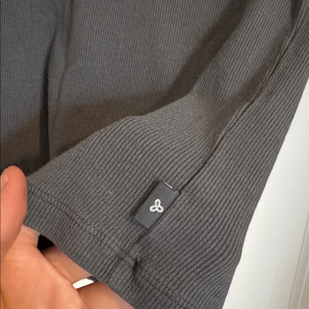 ARITZIA TNA Women's Charcoal Gray T-Shirt Top - Picture 4 of 11